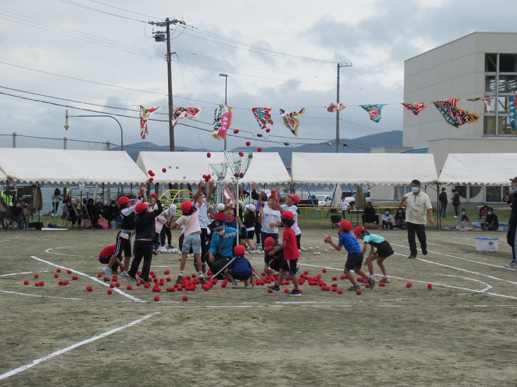 玉入れです。風が強く思うように玉を投げ入れることができませんでしたが、低学年・高学年ともに良い勝負でした。