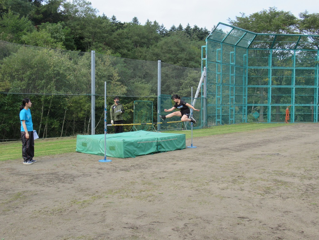 走り高跳びの様子です。奇麗に飛べていますね。良い記録も出ていました。