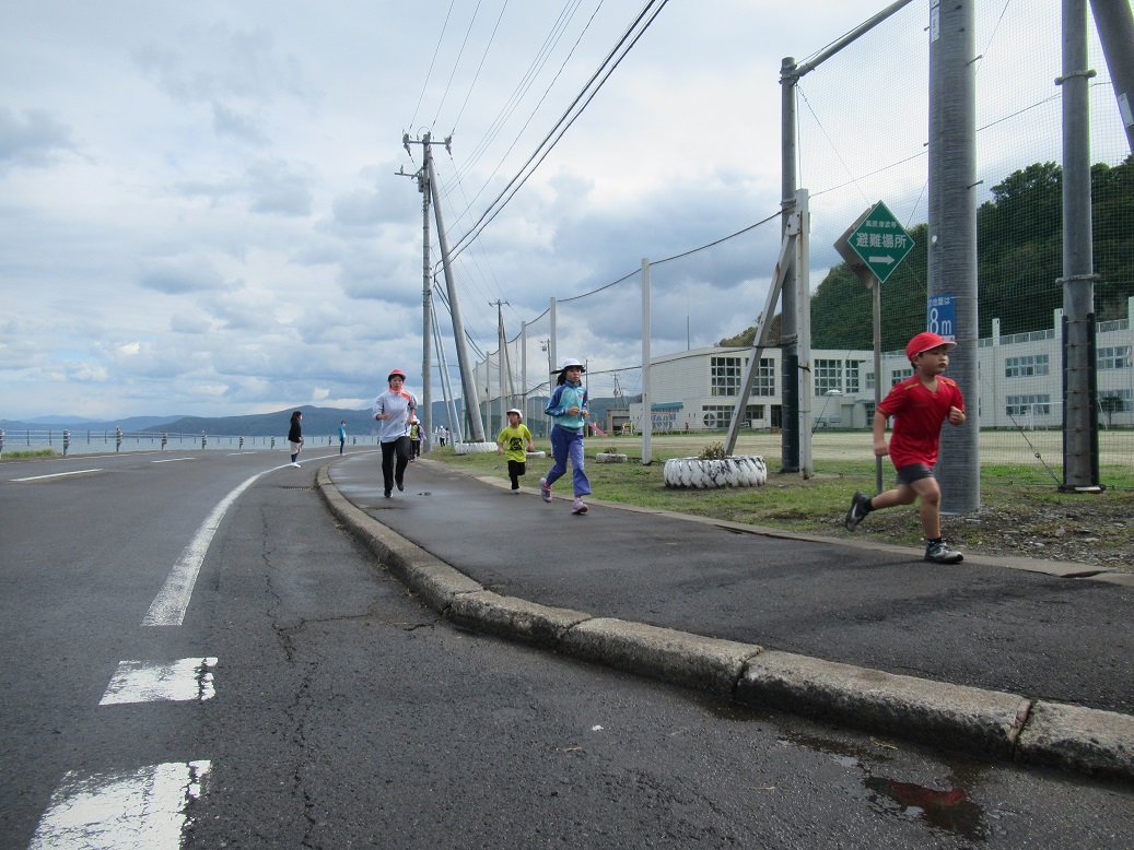 令和2年10月8日（木）島牧小学校にてマラソン大会が行われました。開始直前まで雨が降っていましたが、子どもたちの日ごろの行いが良いのか開始時には雨が止み、最後まで雨に濡れることはありませんでした。
