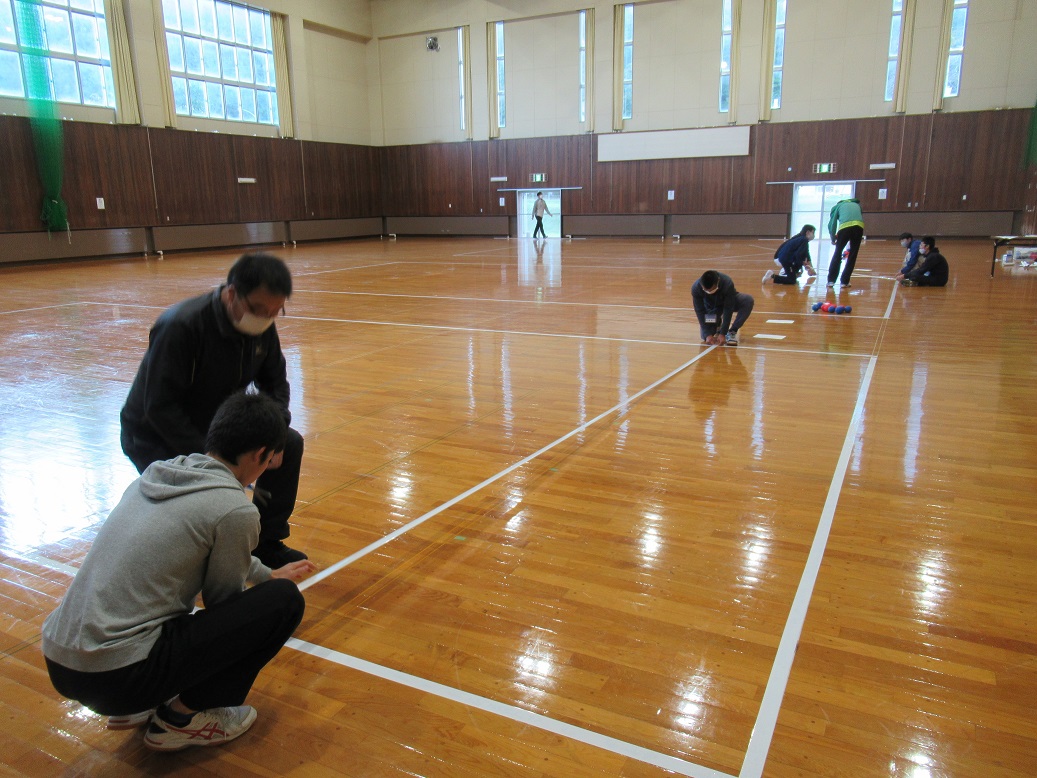 10月11日（日）若者総合スポーツセンターにて、第1回ボッチャ大会を開催しました。当日は中学生、高校生の生徒たちにもボランティアに来ていただきました。