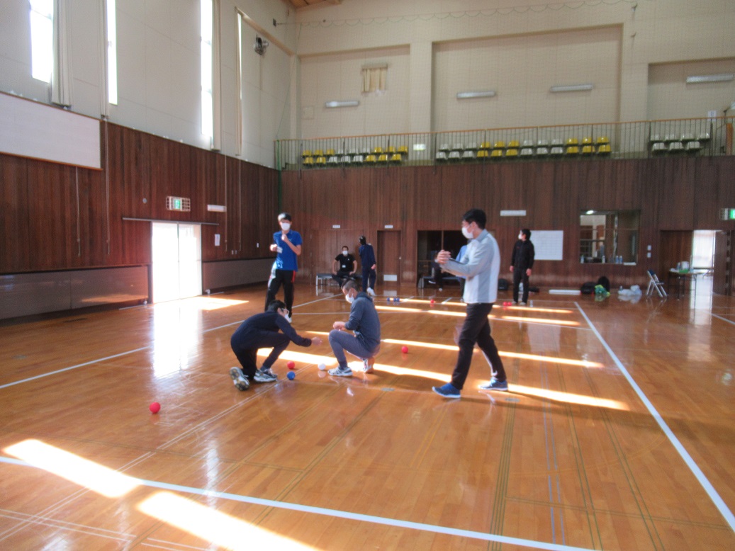 判定が難しい場面は協力して距離を測ったりしていました。審判泣かせの熱戦が繰り広げられました！