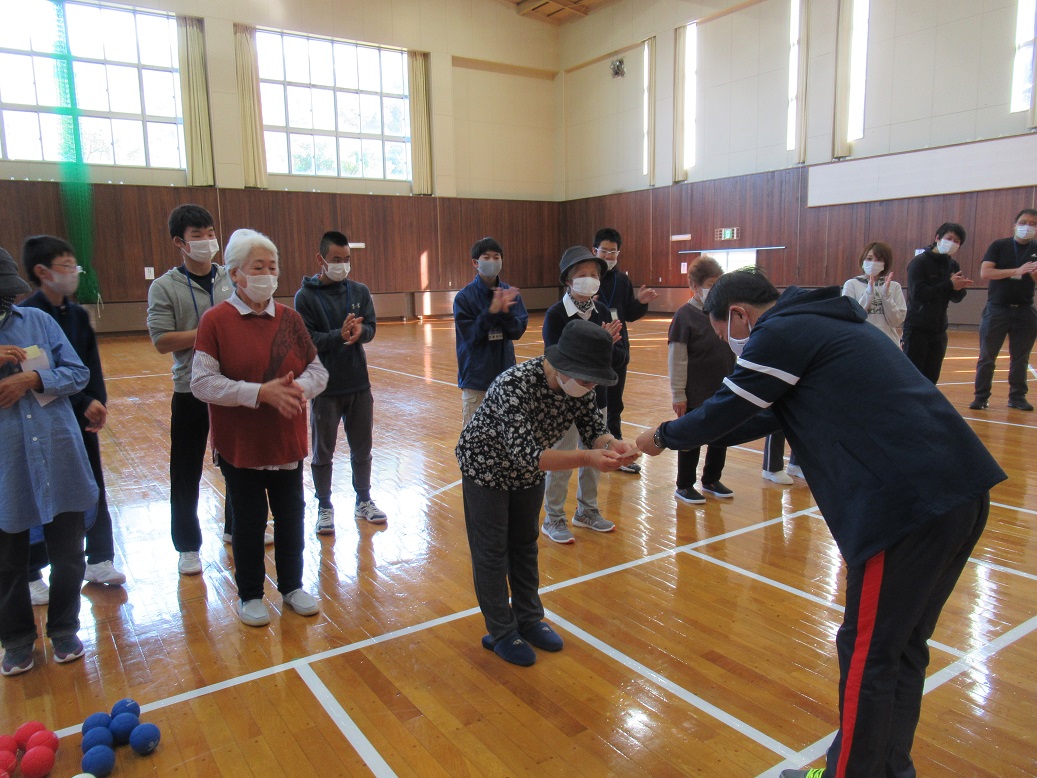 1位～3位までのチームには商品券が授与されました！そのほかにも参加者全員に参加賞も用意しております。次回は2月開催予定ですので皆さんのご参加をお待ちしております！