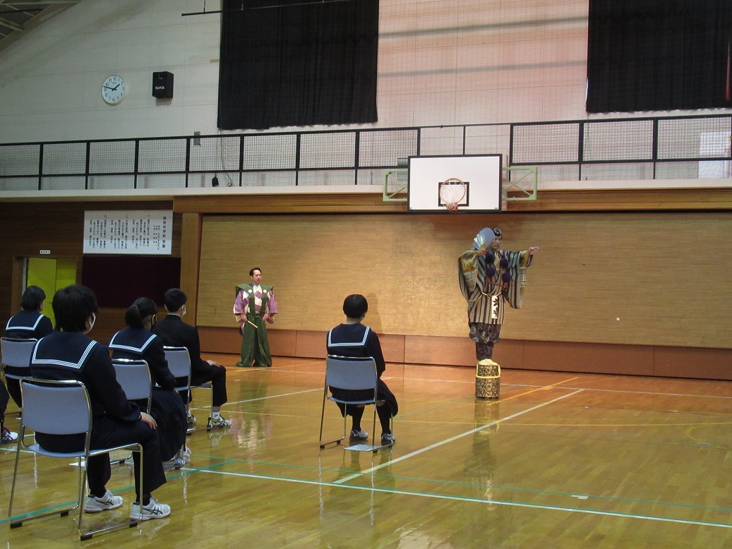 11月19日（木）島牧中学校にて、芸術鑑賞事業が行われ能楽を楽しみました。写真は狂言「柿山伏」の一場面です。