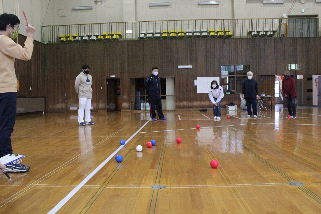 コートぎりぎりでの戦いですね。最初にジャックボールを投げた人の作戦なんでしょうか？