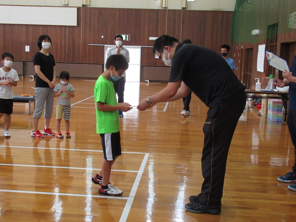 閉会式では、好成績を収めたチームの表彰を行い、参加者には参加賞を配りました。次回のボッチャ大会は、10月3日（日）に開催する予定ですので、ふるってご参加ください。