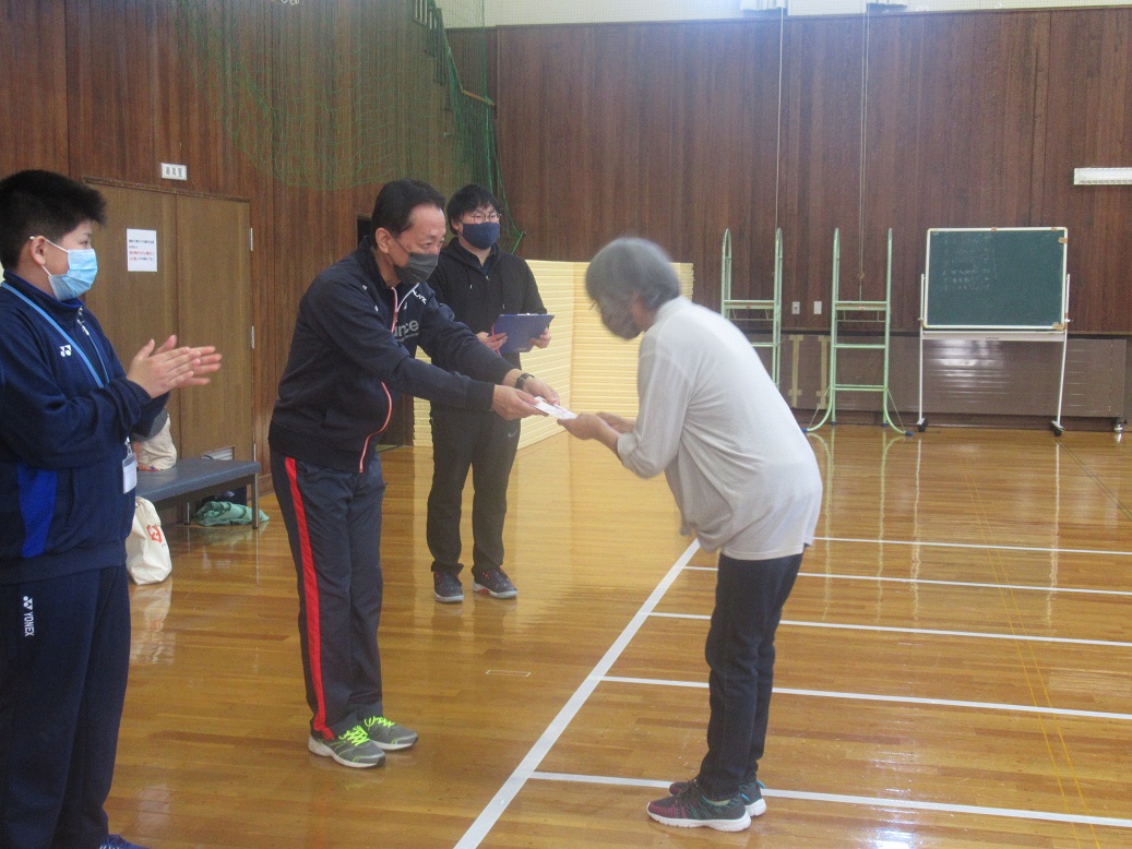 閉会式では、好成績を収めたチームの表彰を行いました。次回は、令和4年2月6日（日）を予定しておりますので、多くの方のご参加をお待ちしております。