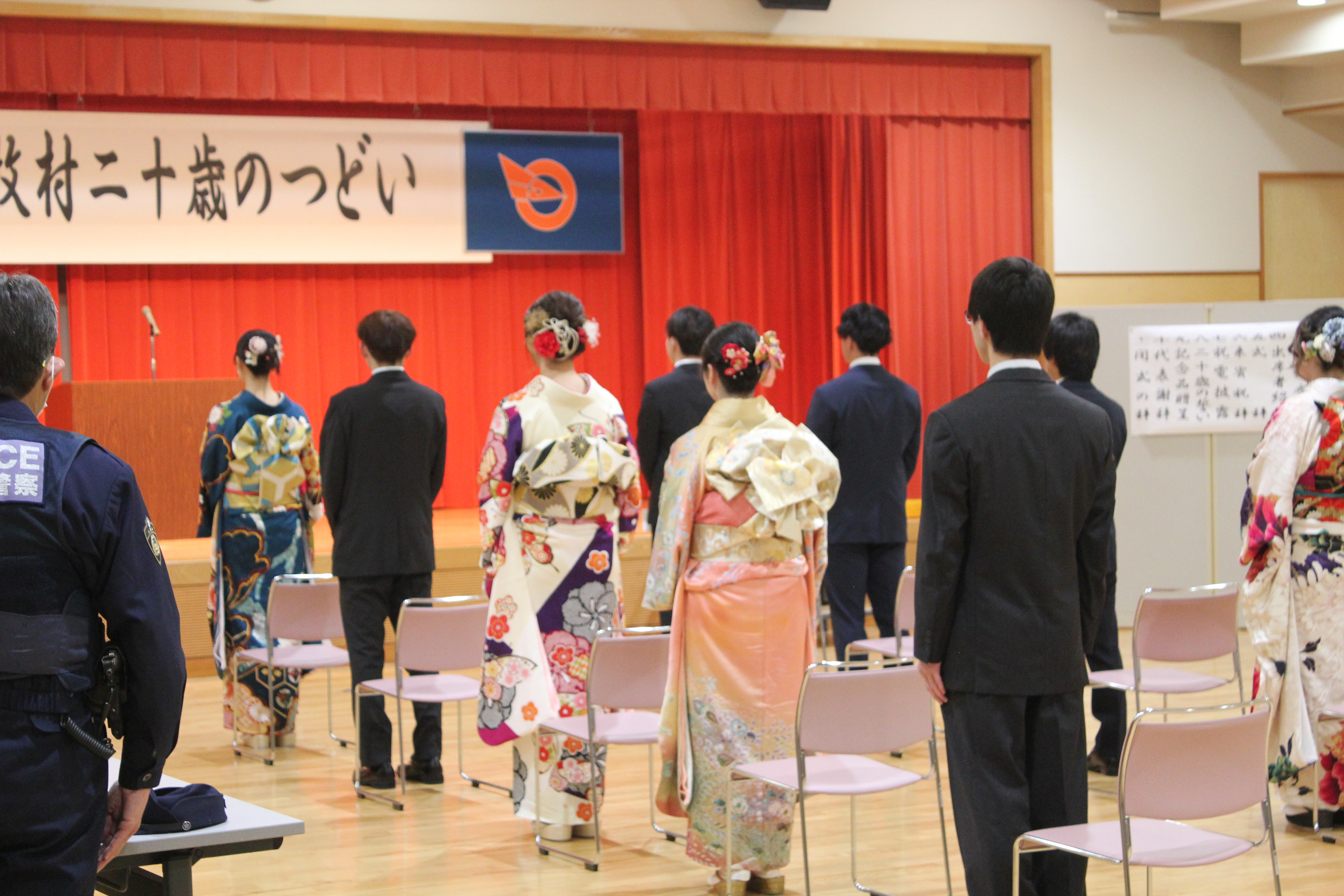 １月７日に令和６年二十歳のつどいが開催され、今年度２０歳を迎えられた１０名が参加しました。